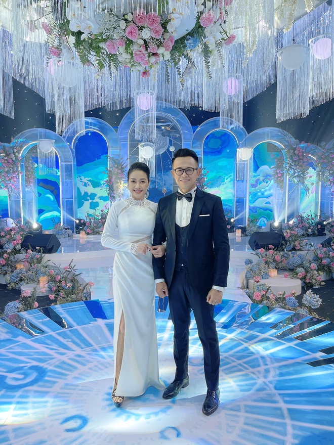 MC Phí Linh và Quốc Bảo là đảm nhiệm vai trò MC trong hôn lễ. Phí Linh diện váy trăgs với phần xẻ tà thanh lịch, duyên dáng