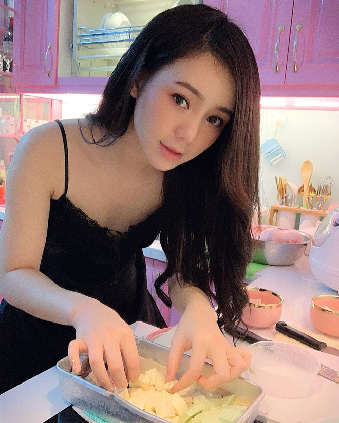 Tuy không chơi hệ 'hở bạo', những bức ảnh Quỳnh Kool đăng tải lên mạng xã hội với váy hai dây sexy cũng khiến dân tình bối rối.