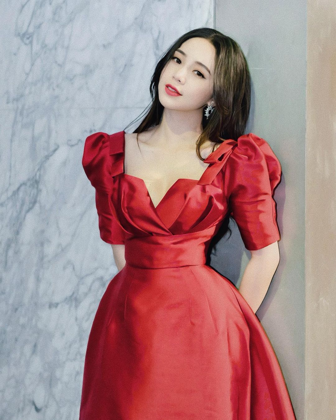 Xuất hiện trong sự kiện gần đây, Quỳnh Kool diện váy đỏ nổi bật, cổ áo xẻ sâu để khoe phần vai mong manh và vòng 1 đầy đặn. Trông nữ diễn viên thanh lịch, dịu dàng và vô cùng nữ tính