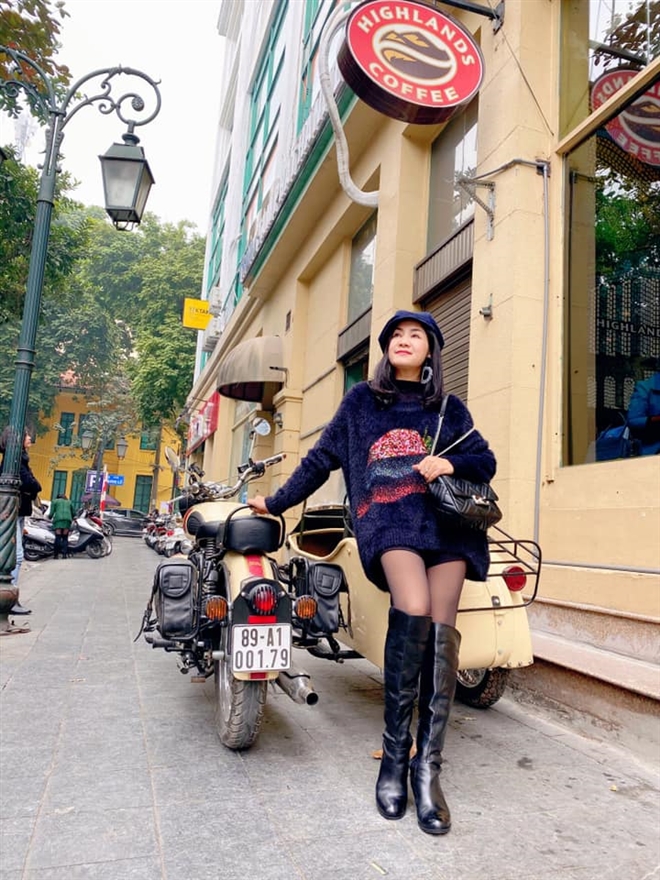 Hình ảnh của NSND Thu Hà mới đăng tải lên mạng xã hội. Nữ nghệ sĩ diện boot cao cổ cùng váy len đi dạo phố, trang phục hack tuổi cùng vẻ đẹp bất chấp tuổi tác của chị khiến dân tình xôn xao.