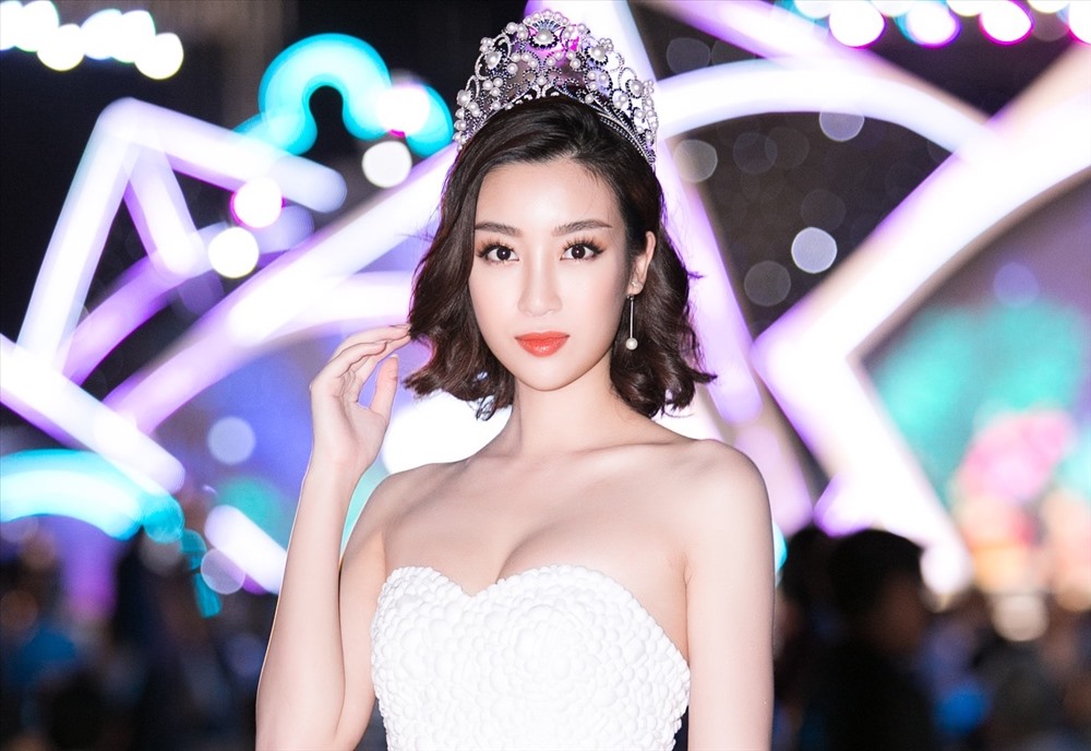 Hoa hậu Đỗ Mỹ Linh khoe thân hình gợi cảm cùng visual cực đỉnh với váy xẻ cao 