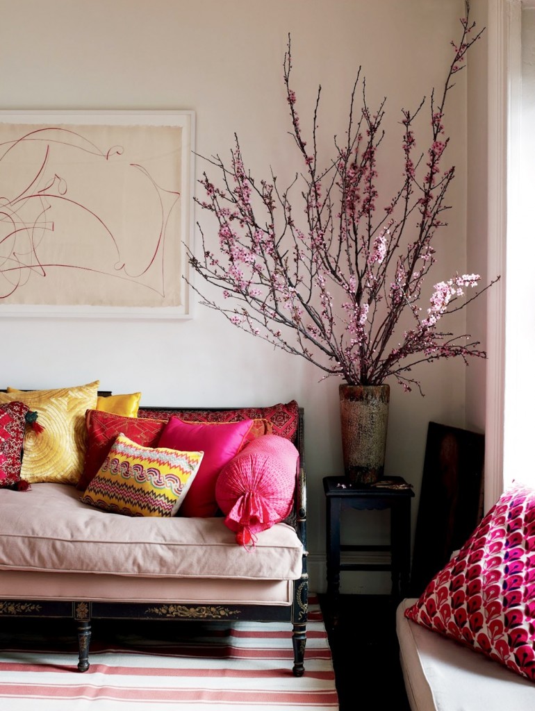Tuổi Đinh Dậu nên trang trí phòng khách bằng những vật dụng, loại hoa có gam màu hồng, đỏ để thu hút vượng khí trong năm Tân Sửu