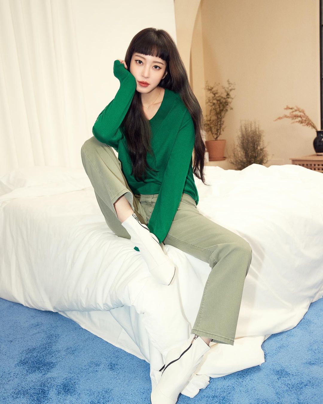 Han Ye Seul diện cả cây xanh: áo xanh lá đậm và quần xanh lá úa