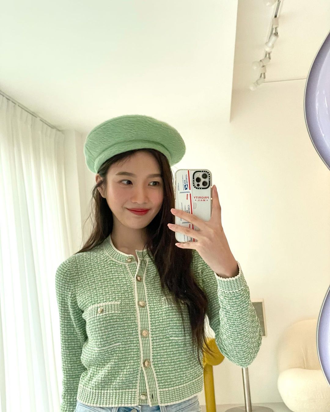 Joy (Red Velvet) trông dịu dàng và nữ tính với áo và mũ len xanh mint