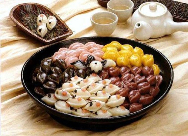 Songpyeon là loại bánh gạo nhân ngọt. Người Triều Tiên thường thưởng thức bánh Songpyeon với trà