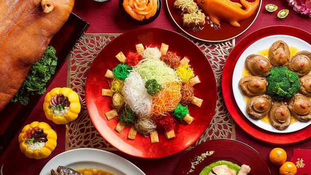 Món Yuseng được chế biến từ cá hồi và các loại rau củ thái sợi là món ăn không thể thiếu trong ngày Tết của người Singapore