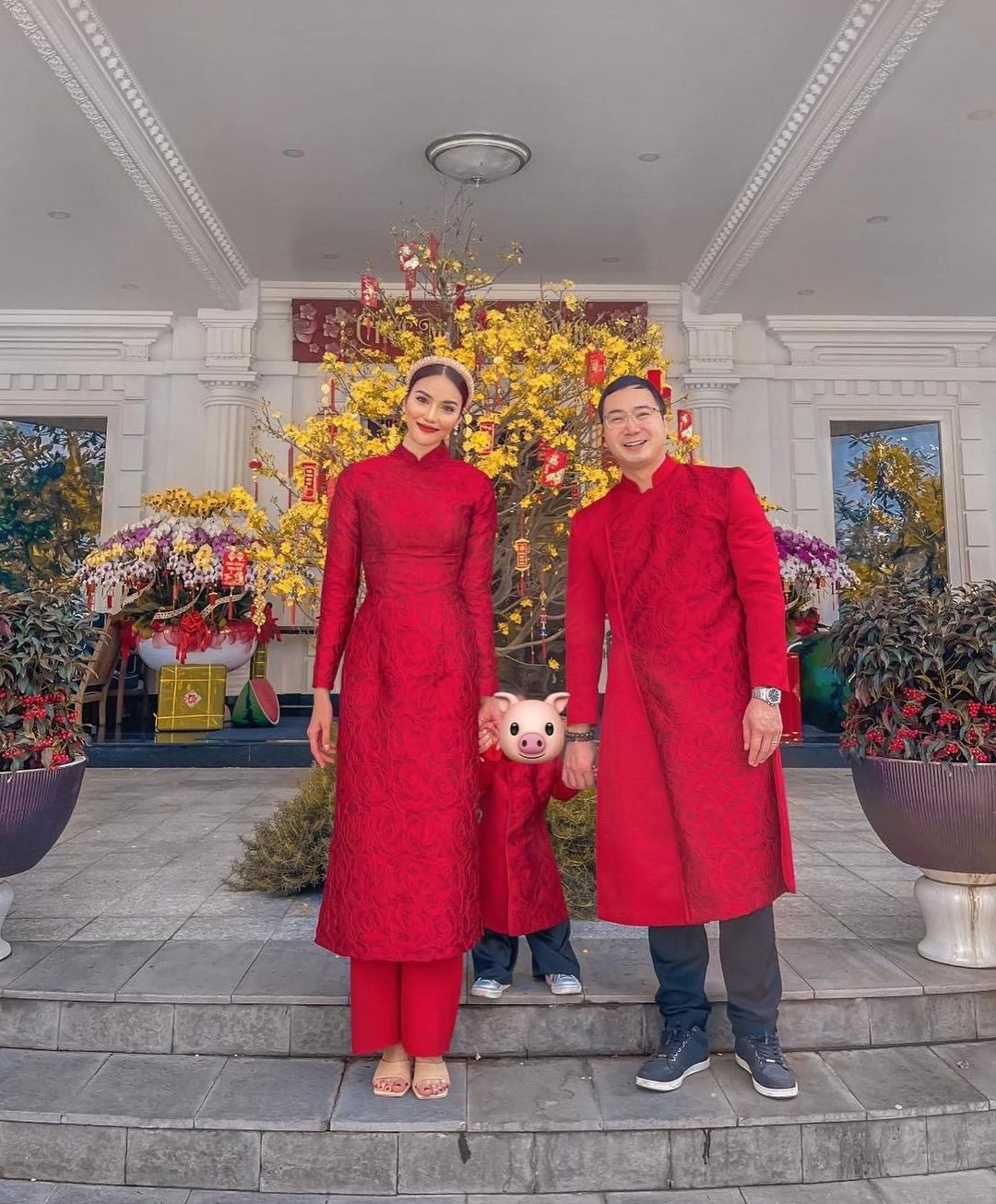 Lan Khuê cùng ông xã và con trai diện áo dài gấm màu đỏ tươi trong ngày đầu năm mới tại chính dinh thự của gia đình
