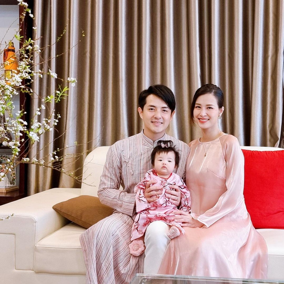 Gia đình Đông Nhi - Ông Cao Thắng năm nay đã có thêm thành viên mới. Bé Winnie cũng được ba mẹ sắm cho chiếc áo dài màu hồng cực xinh