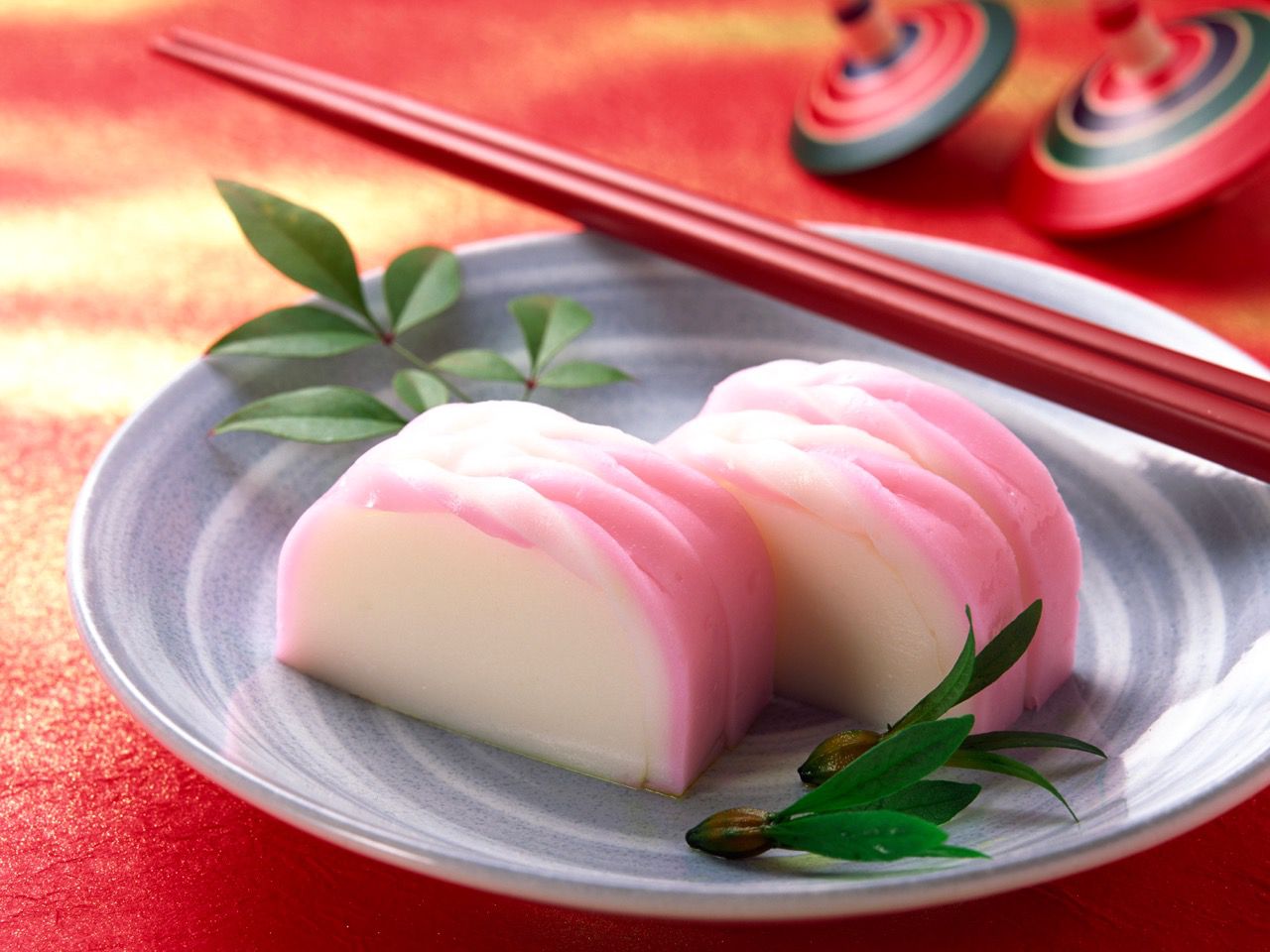 Người Nhật Bản thường ăn Kamaboko vào ngày đầu tiên của năm mới với hy vọng cả một năm thật hân hoan, tươi vui