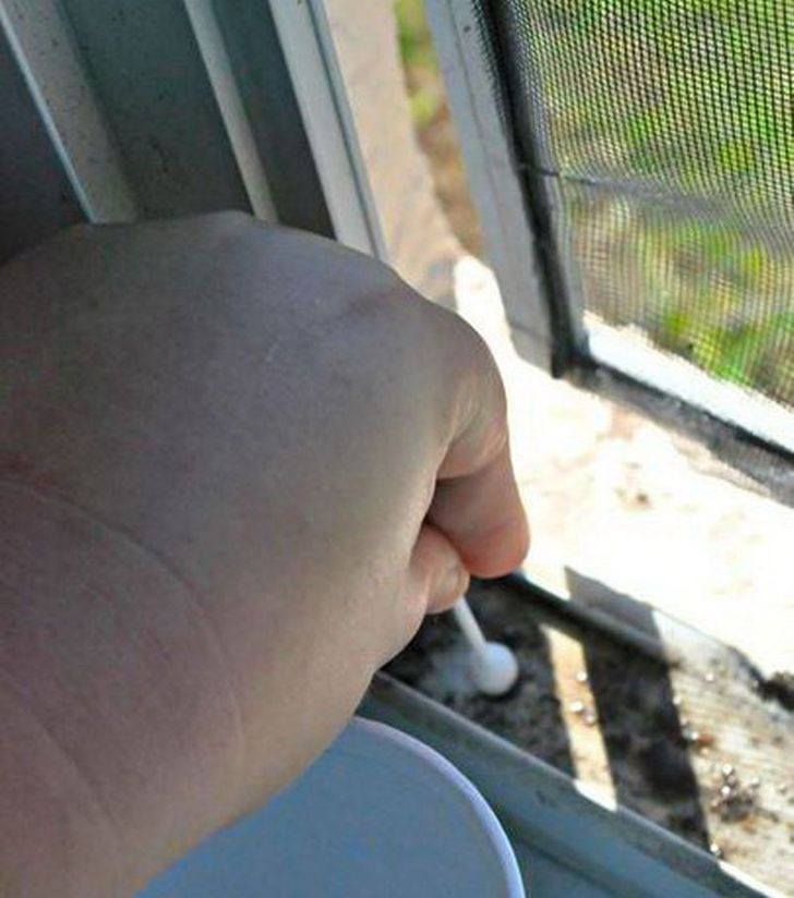 Dùng baking soda và giấm có thể xử lý vết cặn bẩn trong khe cửa sổ