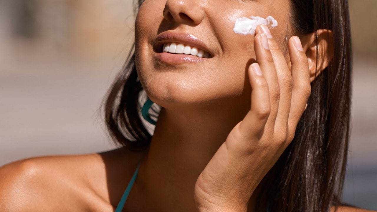 Sử dụng kem chống nắng hằng ngày để bảo vệ da khỏi tia cực tím.