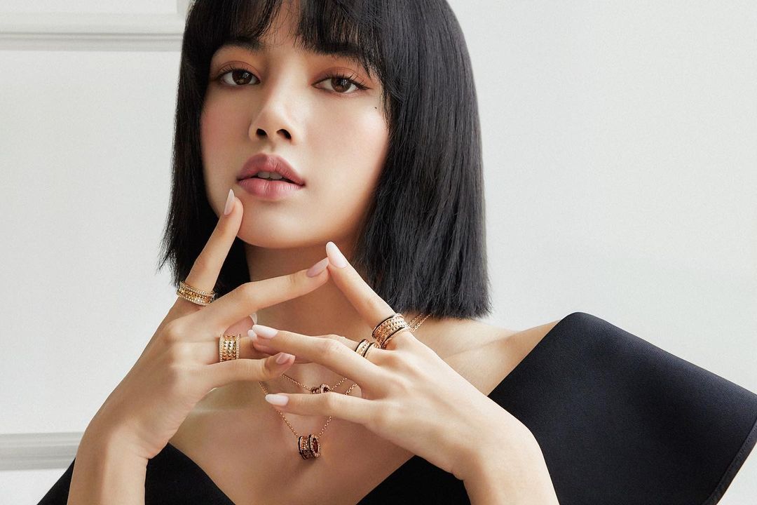Học Lisa và loạt sao Hàn các tips giúp mái tóc dày dặn, quyến rũ hơn