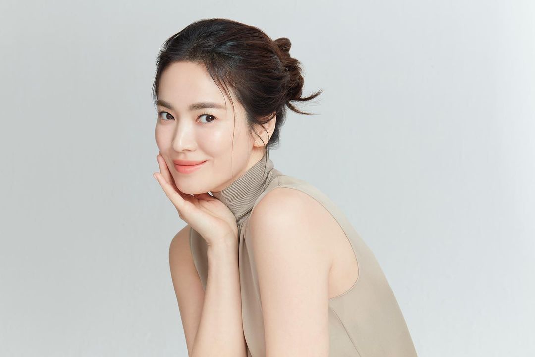Học lỏm Song Hye Kyo 5 kiểu búi tóc/ buộc tóc thấp siêu xinh cho nàng 30+ - Ảnh 1
