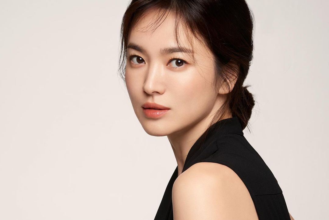 Học lỏm Song Hye Kyo 5 kiểu búi tóc/ buộc tóc thấp siêu xinh cho nàng 30+ - Ảnh 3