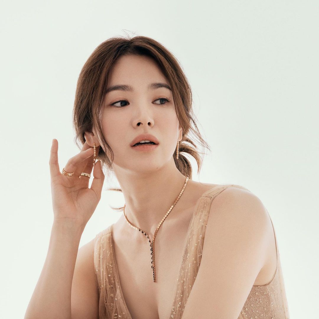 Học lỏm Song Hye Kyo 5 kiểu búi tóc/ buộc tóc thấp siêu xinh cho nàng 30+ - Ảnh 5