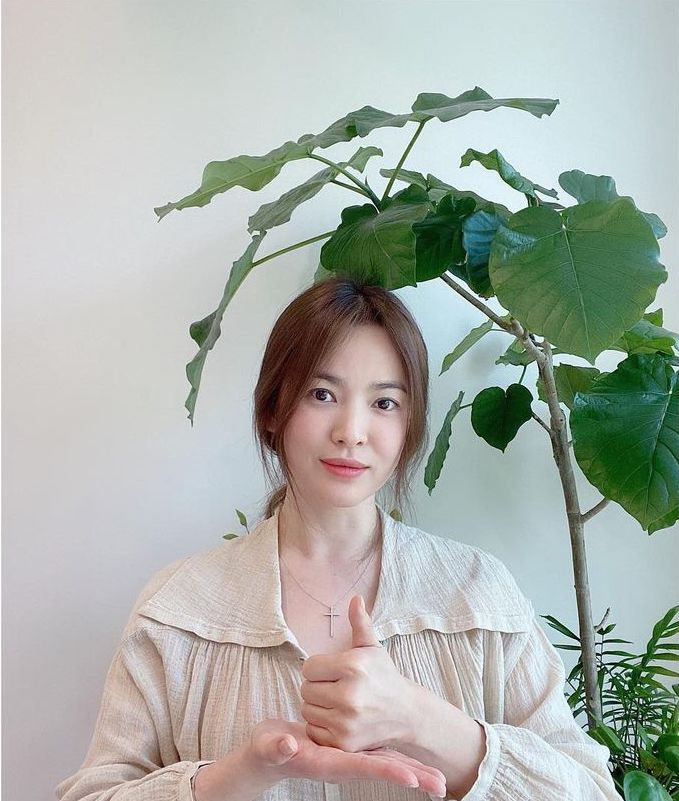 Học lỏm Song Hye Kyo 5 kiểu búi tóc/ buộc tóc thấp siêu xinh cho nàng 30+ - Ảnh 6