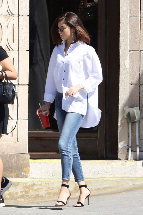 Áo sơ mi trắng mix cùng quần skinny & giày cao gót là một trong những cách mix đồ bạn có thể học hỏi từ Selena trong mùa Xuân - Hè