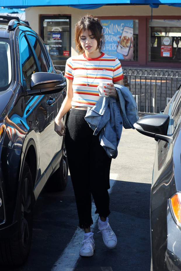 Một outfit cá tính và cool ngầu bạn có thể học hỏi từ Selena Gomez cho buổi dạo phố cuối tuần của mình