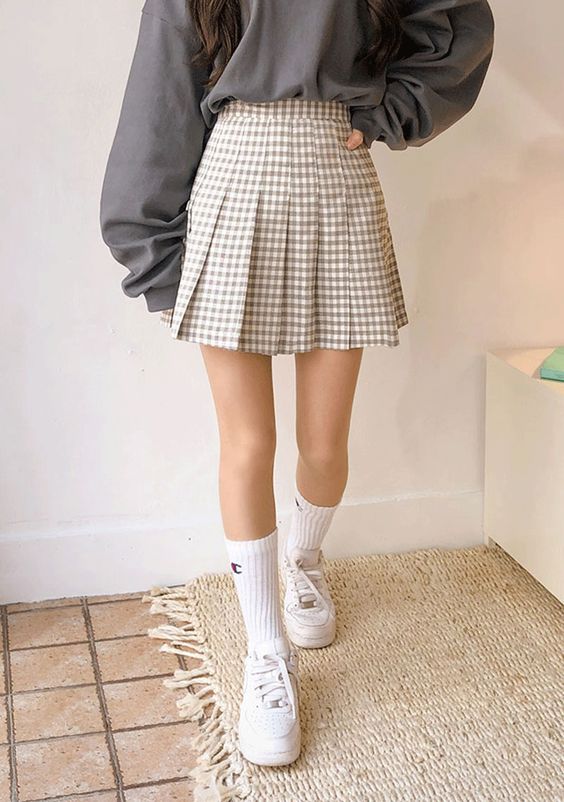 Ngoài chân váy ngắn chữ A, chân váy ngắn xếp ly cũng là một lựa chọn lý tưởng để các cô gái diện trong thời tiết không hẳn nóng cũng không rõ lạnh này.