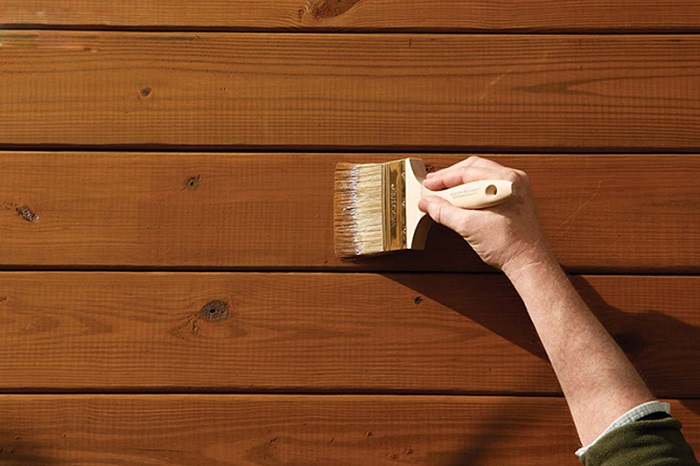 Cuối cùng, bạn quét một lớp sơn dầu để bảo vệ gỗ khỏi rạn, nứt. Lưu ý, sơn dầu sẽ khiến cho gỗ có màu sẫm hơn và bóng hơn.