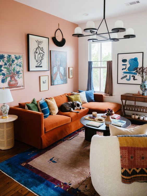 Màu cam với sự ấm áp, nồng nhiệt sẽ là sự lựa chọn không tồi khi trang trí phòng khách