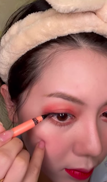 Một đường kẻ mắt thật nhẹ nhàng để hoàn thành phần trang điểm mắt cho makeup look Jisoo