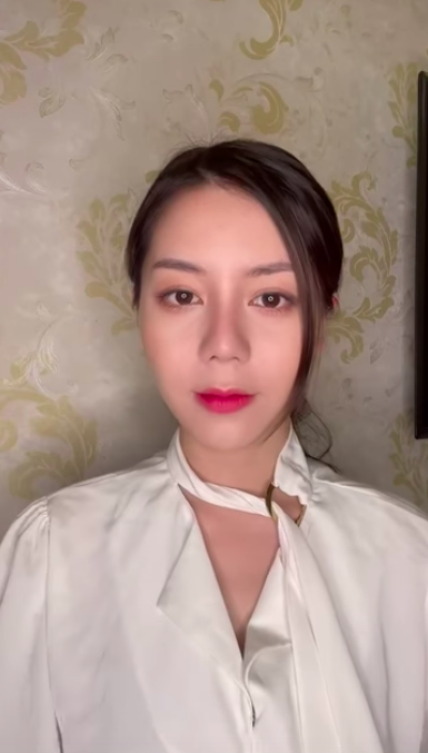 Và đây là thành quả sau những giờ phút makeup kì công. Đừng quên tóc tai thật gọn gàng, chỉn chu, lộ 2 tai để có một chiếc thẻ căn cước thật xinh đẹp.