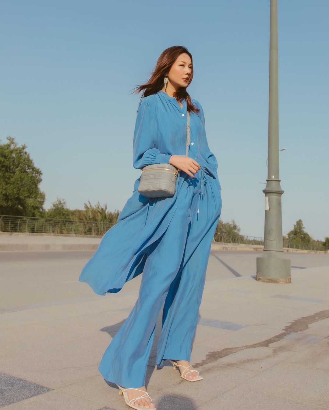 Trong hình ảnh mới đăng tải gần đây của chị đại Thanh Hằng, cô diện bộ cánh màu xanh lam mềm mại, thướt tha, phối với dép cao gót cao mảnh để tăng thêm sự nữ tính, duyên dáng của bộ trang phục.