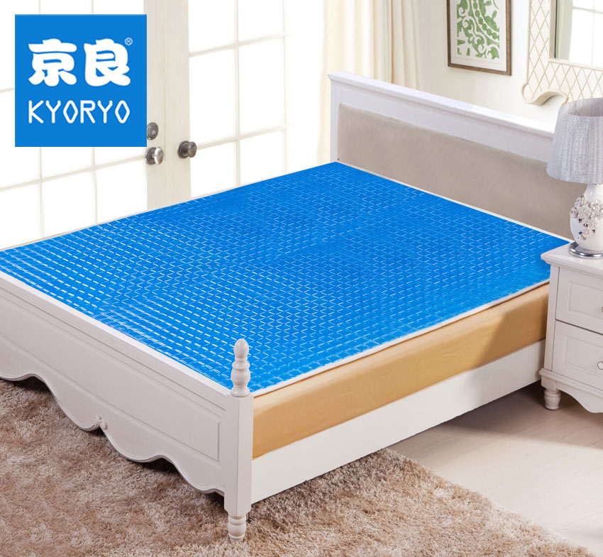 Đệm điều hoà Kyoryo xuất xứ từ Nhật Bản với lớp gel silica. Trong trường hợp quá nóng, bạn có thể bỏ sản phẩm vào ngăn mát tủ lạnh trong vòng 15p trước khi sử dụng