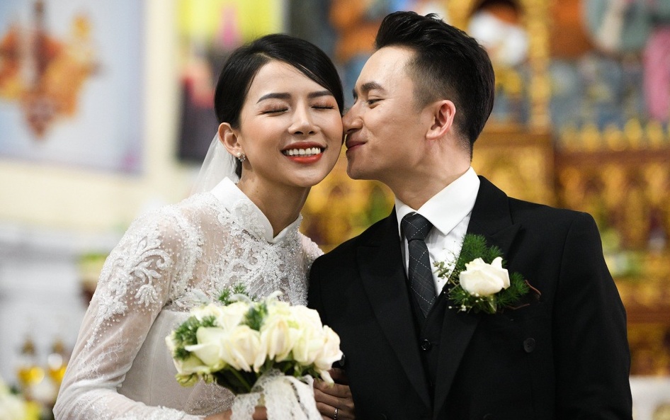 Phan Mạnh Quỳnh cầu hôn bạn gái từ 2018 và dự định 2020 làm đám cưới nhưng do ảnh hưởng từ dịch covid, 16/4 vừa qua họ mới có thể tổ chức lễ cưới.
