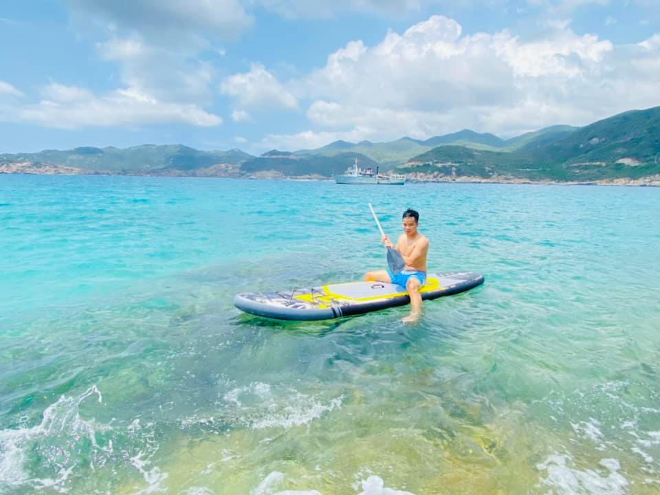 Sau khi kết thúc chuyến đi bộ dưới đáy biển, bạn có thể chèo sub, chèo thuyền kayak để tận hưởng những phút giây thư giãn tại Nha Trang