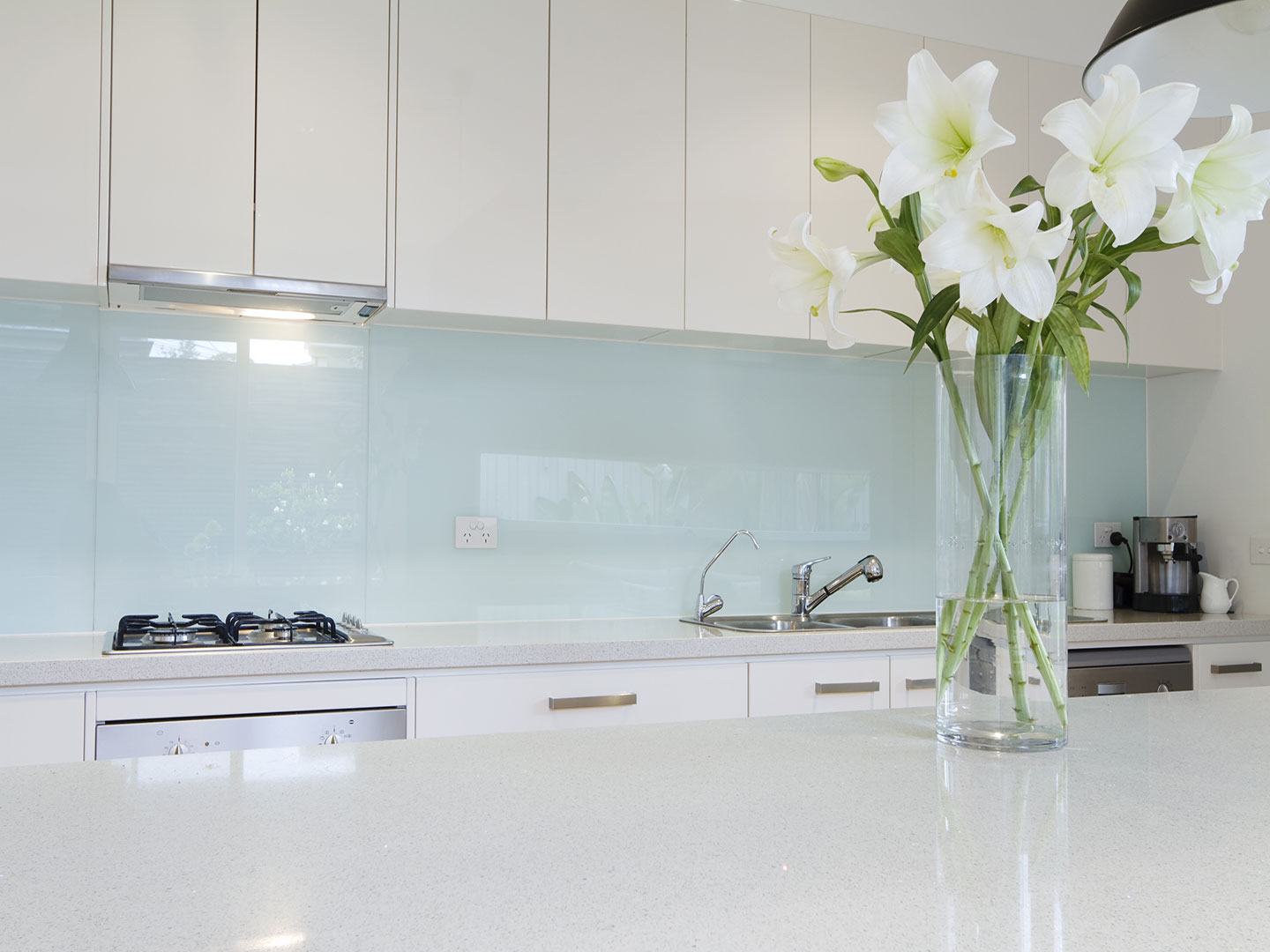 Backsplash bằng mặt kính có giá thành rẻ, dễ lau chùi và thích hợp với các gia đình có gian bếp chật