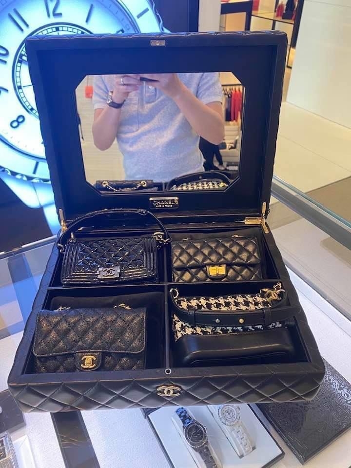 Cụ thể đây là bộ sưu tập túi xách mini hàng limited của Chanel gồm 4 chiếc, với mức giá lên tới gần 700 triệu đồng. Đến người lớn nhìn cũng phát mê!