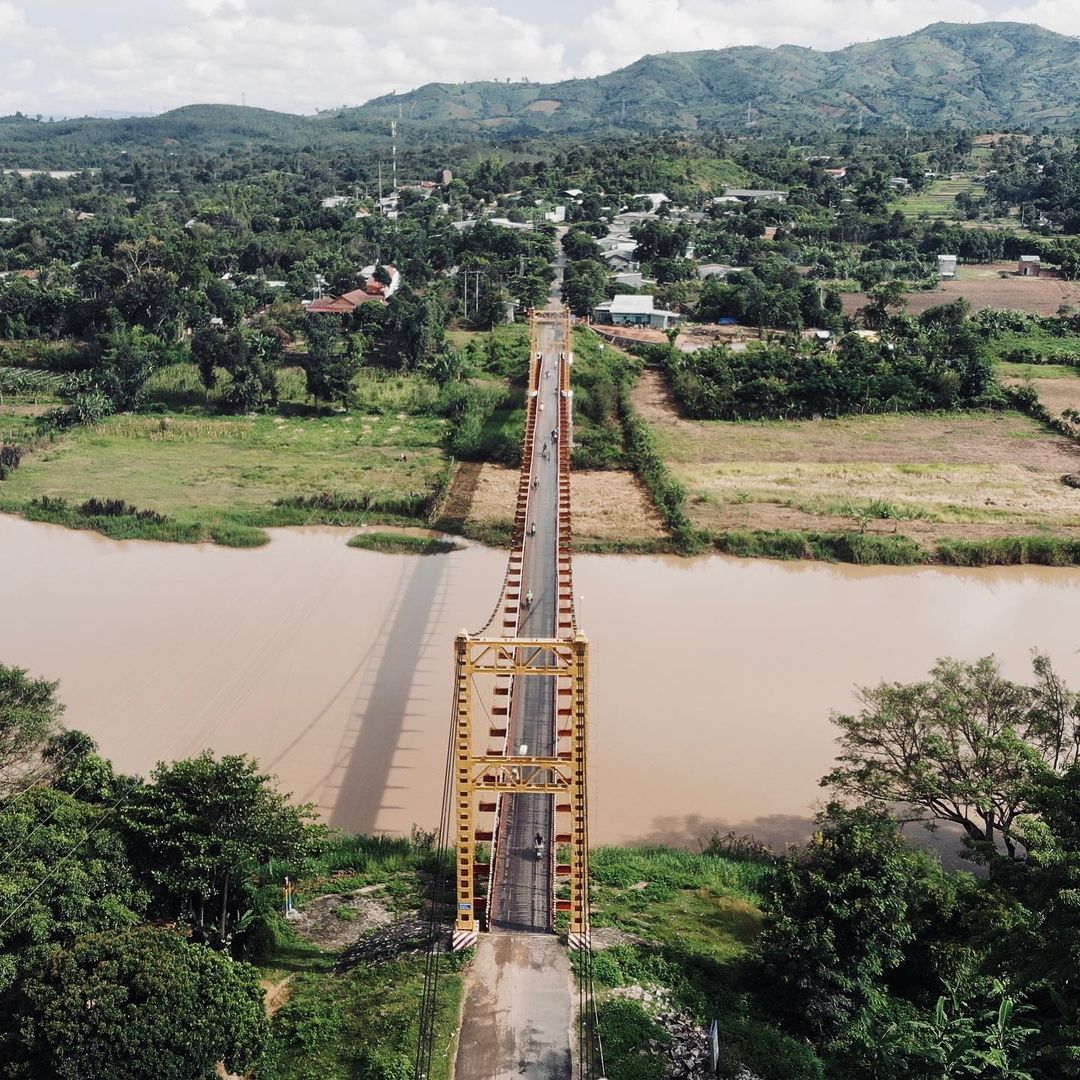 Ngắm nhìn dòng sông Đắk Bla từ cầu treo Kon Klor. Ảnh @vinhlv