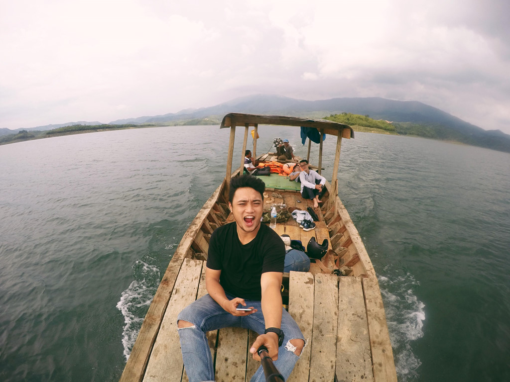 Đi thuyền dạo quanh hồ Tà Đùng