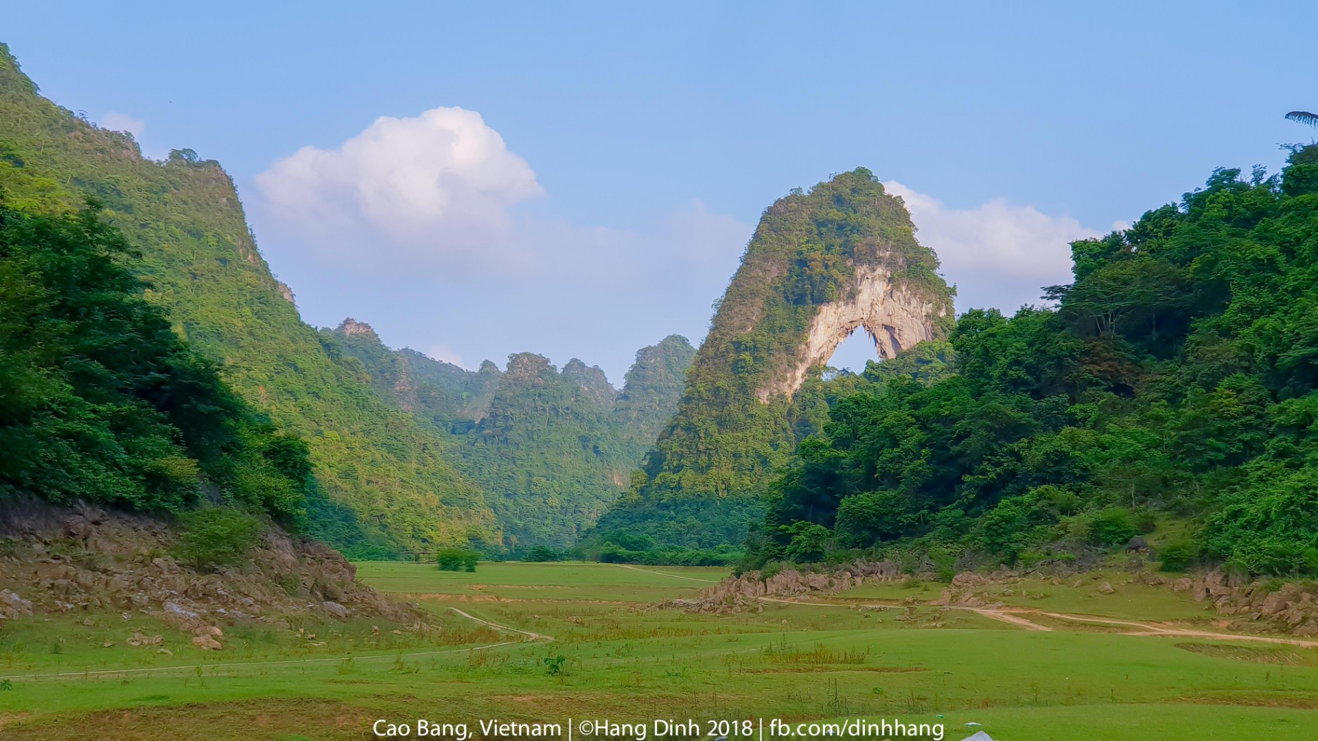 Núi Mắt Thần (núi Thủng) độc nhất vô nhị tại Việt Nam. Ảnh: Đinh Hằng
