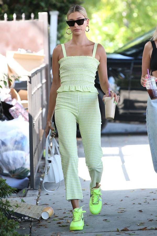 Victoria Beckham nhấn nhá trang phục trung tính bằng giày neon lòe loẹt - Ảnh 9