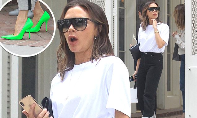 Victoria Beckham nhấn nhá trang phục trung tính bằng giày neon lòe loẹt