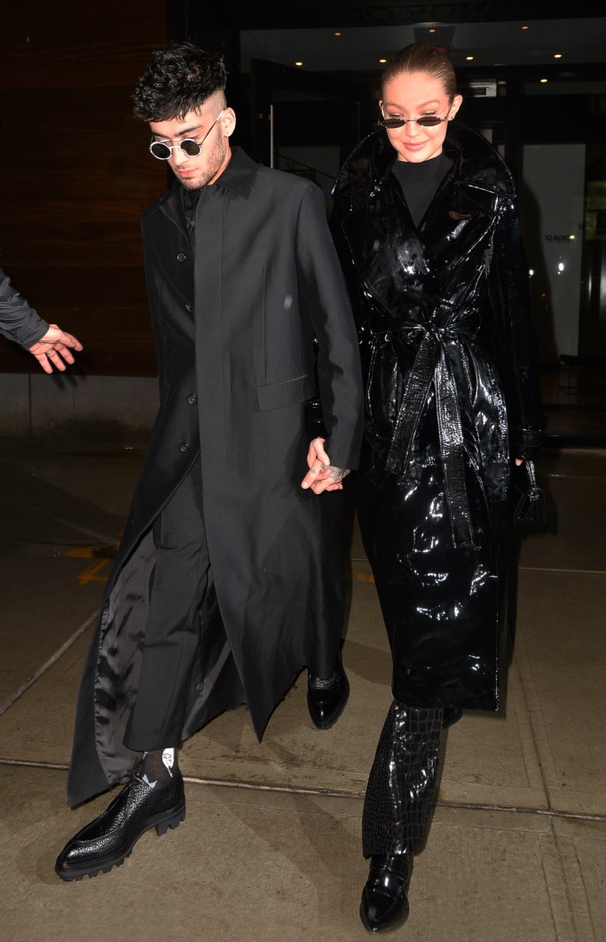 Với bộ cánh màu đen đơn sắc, Gigi và Zayn tinh tế lựa chọn chất liệu để vẫn nổi 'bần bật', khẳng định đẳng cấp thời trang ít ai sánh bằng.